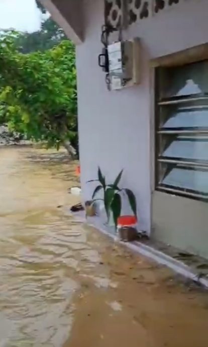 *已签发* 柔：封面：士姑来数地逢雨成灾，玛丽娜： 需短期和长期治水，盼居民理解