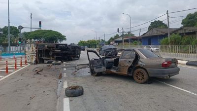 無照汽車司機疑癲癇發作  駛入反向車道後與羅裡相撞釀2輕傷