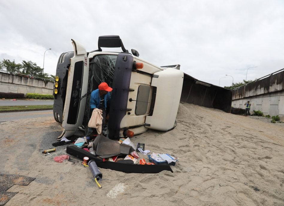 **已签发**柔：公路变沙滩！巨型砂石车侧翻沙子全铺路