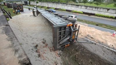 公路变沙滩！巨型砂石车侧翻沙子全铺路