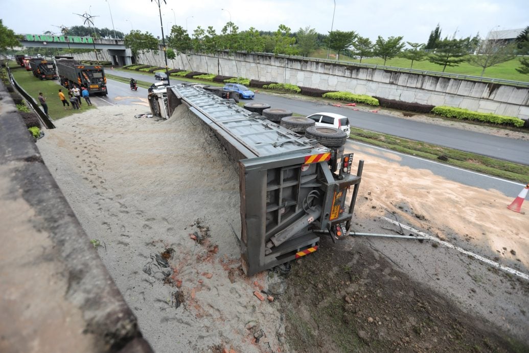 **已签发**柔：公路变沙滩！巨型砂石车侧翻沙子全铺路