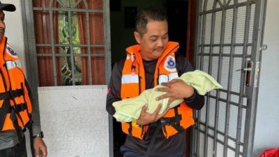 数小时暴雨致母亲及3周大男婴受困  銮警到场助脱困