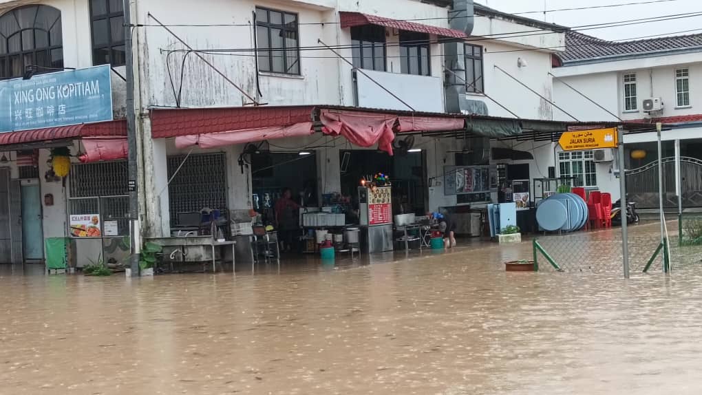 晨间大雨致多处积水，新邦令金苏丽雅居民出行困难