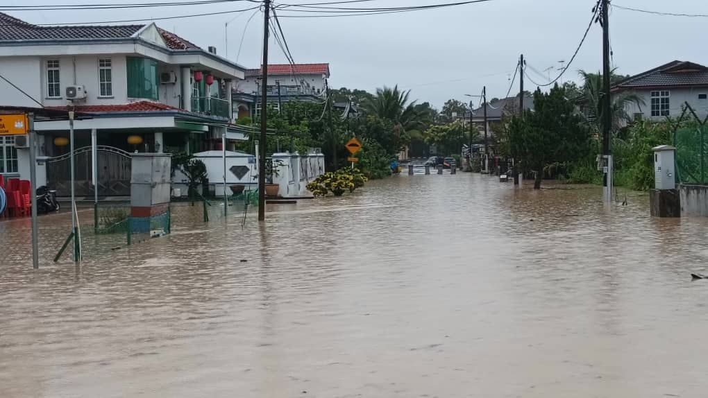 晨间大雨致多处积水，新邦令金苏丽雅居民出行困难