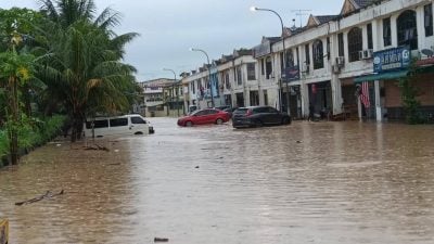 晨間大雨致多處積水，新邦令金蘇麗雅居民出行困難