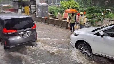 一场滂沱大雨 狮城21处突发性淹水