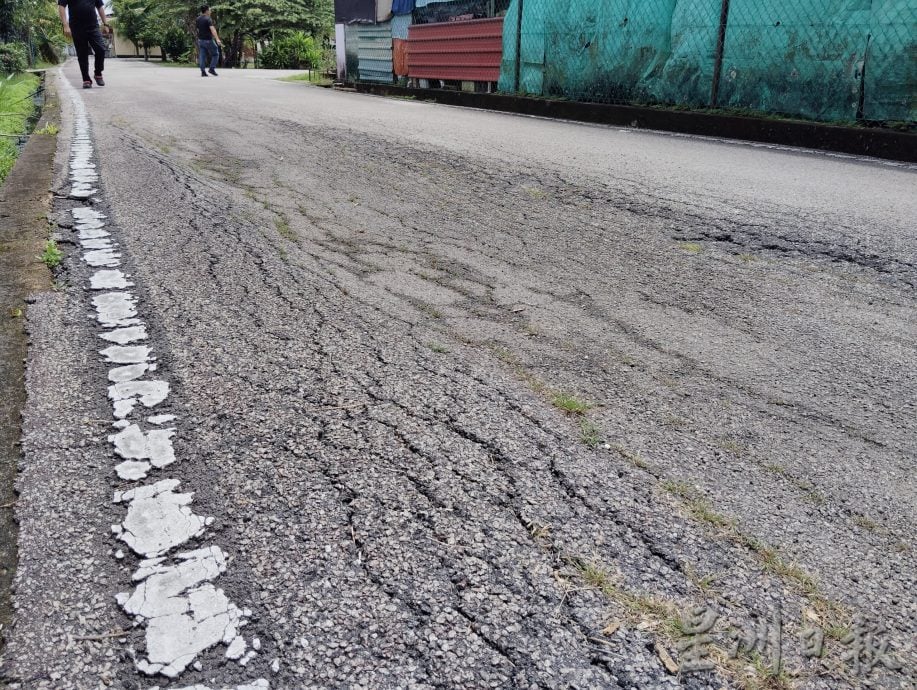 **已签发**柔：道路下沉，华男骑摩托车翻覆受伤