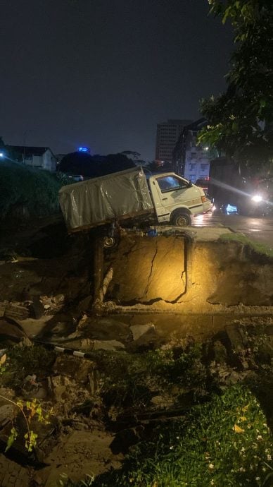 已签发//福全山庄河畔土崩·2交通工具选悬边上 无人伤亡