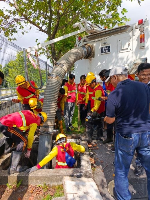 巴生南区闪电大水灾 议员视察寻肇因治水