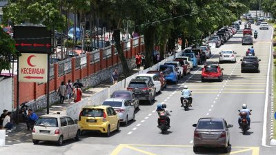 市民：怡醫院路旁泊車接“三萬”  霹總警長：不礙交通不罰