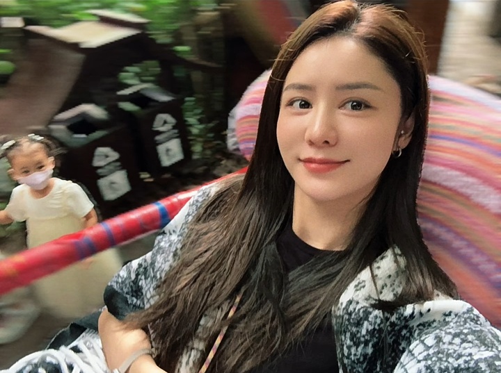 张馨月晒自拍照 女儿意外入镜正面曝光