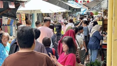 怡保街场现人潮 4天连假好热闹