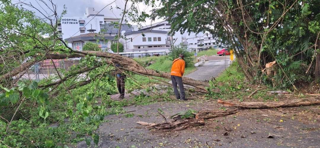 怡市长：雨季应对水灾 市厅清理堵塞沟渠