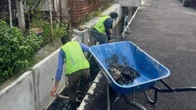 怡市长：雨季应对水灾 市厅清理堵塞沟渠