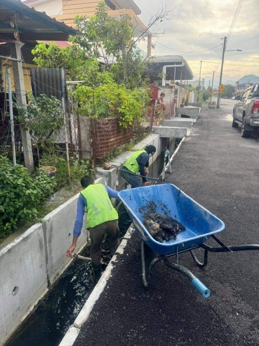 怡市长：雨季应对水灾 市厅清理堵塞沟渠