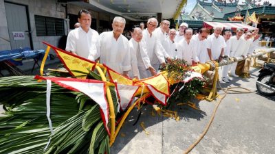 怡鬥母宮九皇爺誕掀序幕 48尺高檳榔樹豎起