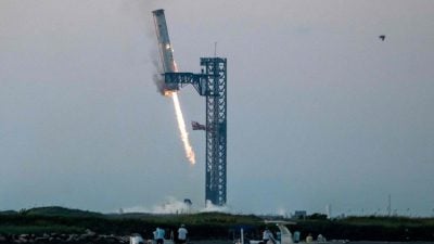 成功“夹住”巨型星际飞船助推器  SpaceX再创里程碑