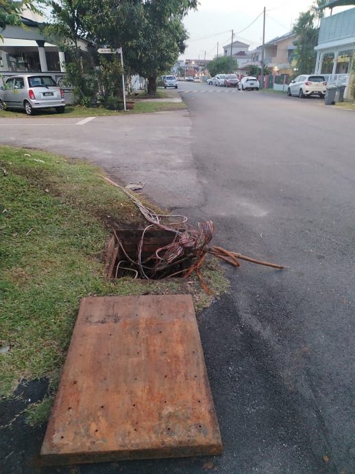 打开井盖偷地下电缆，贼徒得手后留陷阱