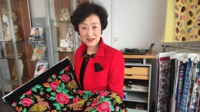 日女富商捐德小镇钜款 感激“隐形冠军”纺织厂让她致富