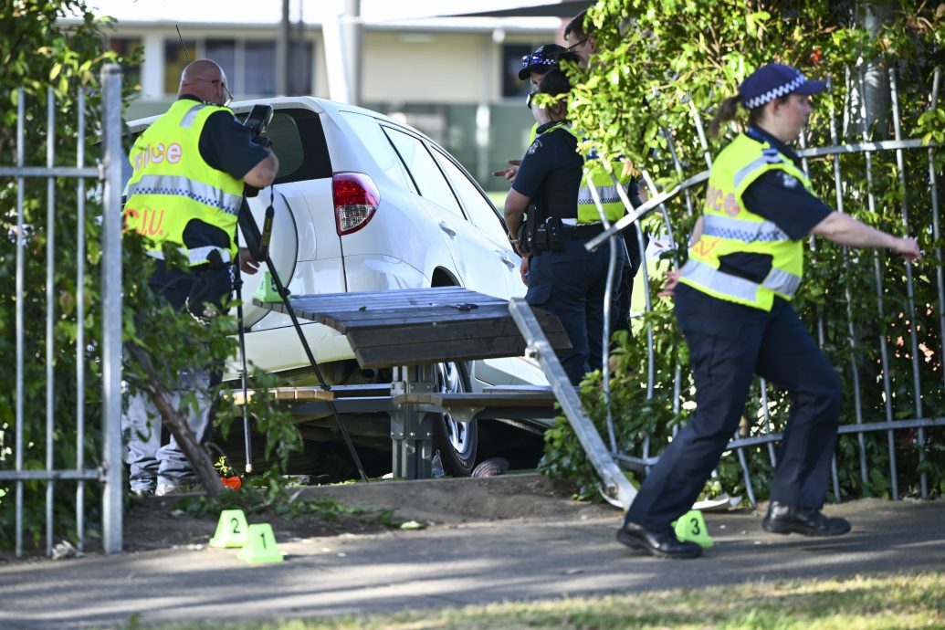 接孩子放学 女子开车冲入小学 1死4伤