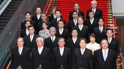 日本承認修“凌亂內閣”照  日相防長腹部露白衫“不見了”