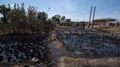 视频|油槽车坠毁民众冲现场抢油　下秒突爆炸逾140死