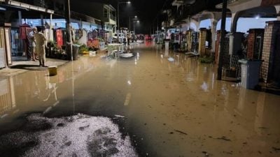 拉央拉央午間暴雨   合富花園部分路段淹水