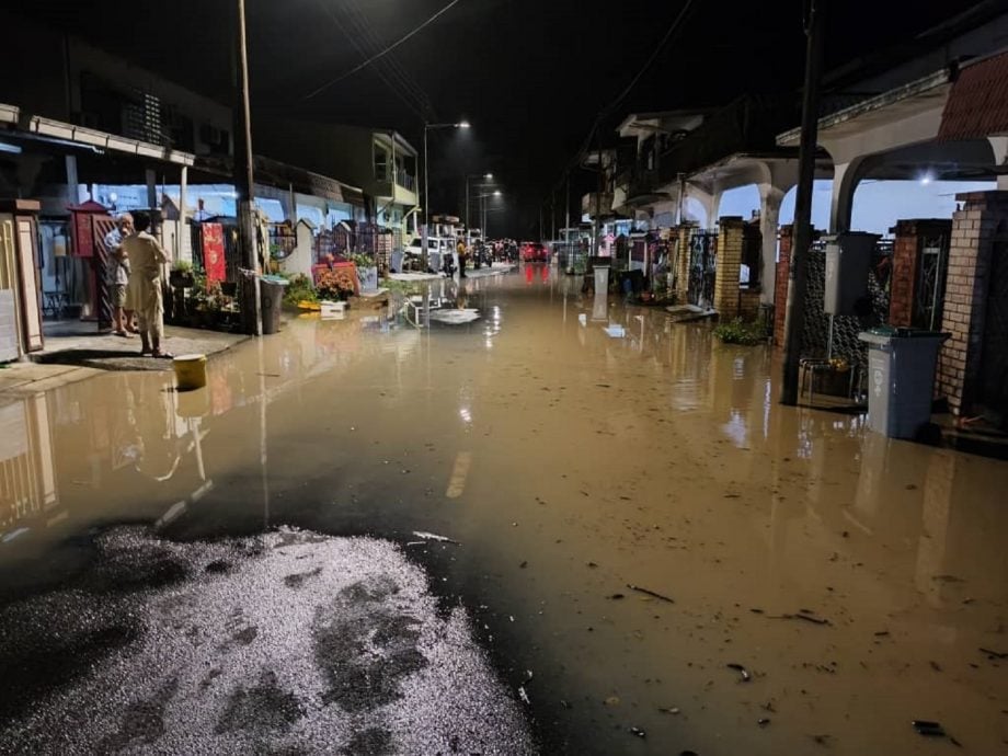 拉央拉央午间暴雨致河水暴涨   合富花园部分路段被淹