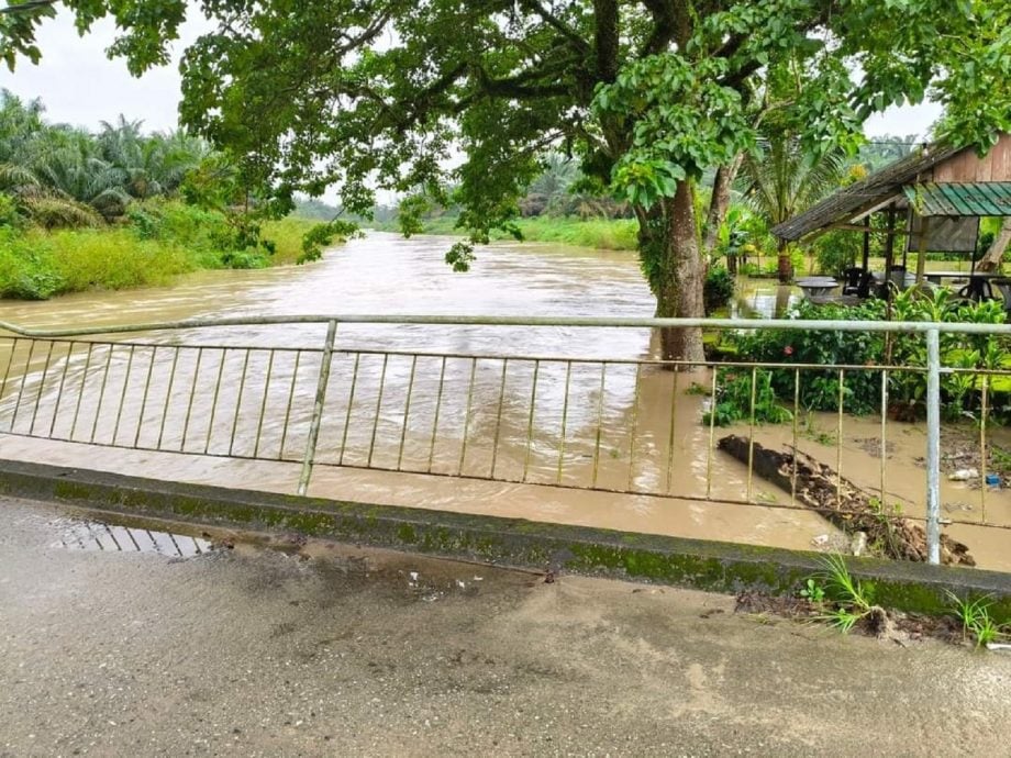 拉央拉央午间暴雨致河水暴涨   合富花园部分路段被淹