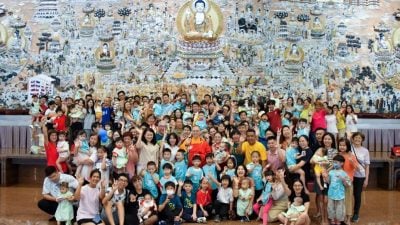 只盼孩子一生平安  佛光宝宝祝福礼温情洋溢