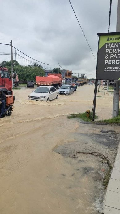 水灾再袭 乌冷路12英里双溪斯乃路段紧急关闭