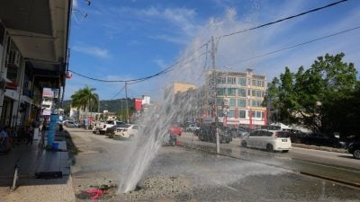 水管破裂漏水3天未修情況惡化  噴出逾10呎高水柱