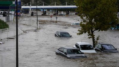 法國大水災！洪流卷汽車 公路變河川 建築物不見了