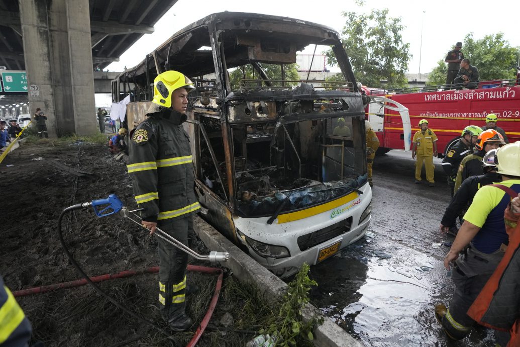 泰国曼谷附近载师生巴士起火　传最少25人死亡