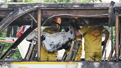 泰国学巴爆胎酿恐怖火患  车头烧起 年幼学生遗体多卷缩车尾