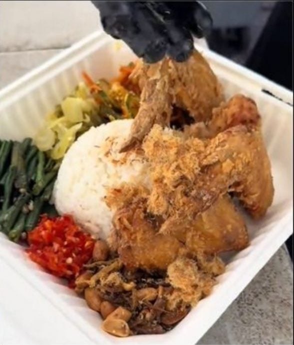 洋人夏威夷卖椰浆饭 摊主直接采用Nasi Lemak当招牌