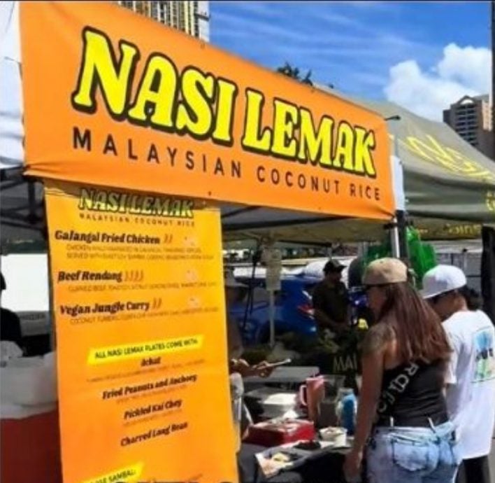 洋人夏威夷卖椰浆饭 摊主直接采用Nasi Lemak当招牌