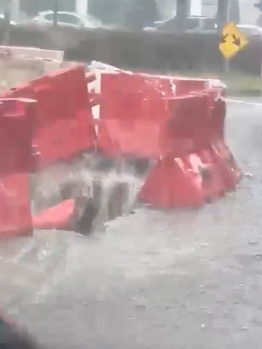 灵市路洞变下水道 水流急湍好可怕！