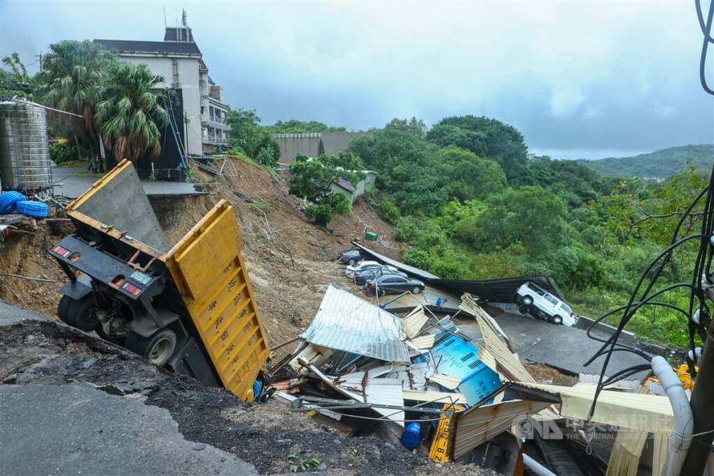 焚化炉清洁大楼旁山崩 12公务车滑落山坡