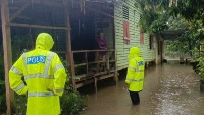 銮警探查2甘榜积水情况  协助受灾村民撤离