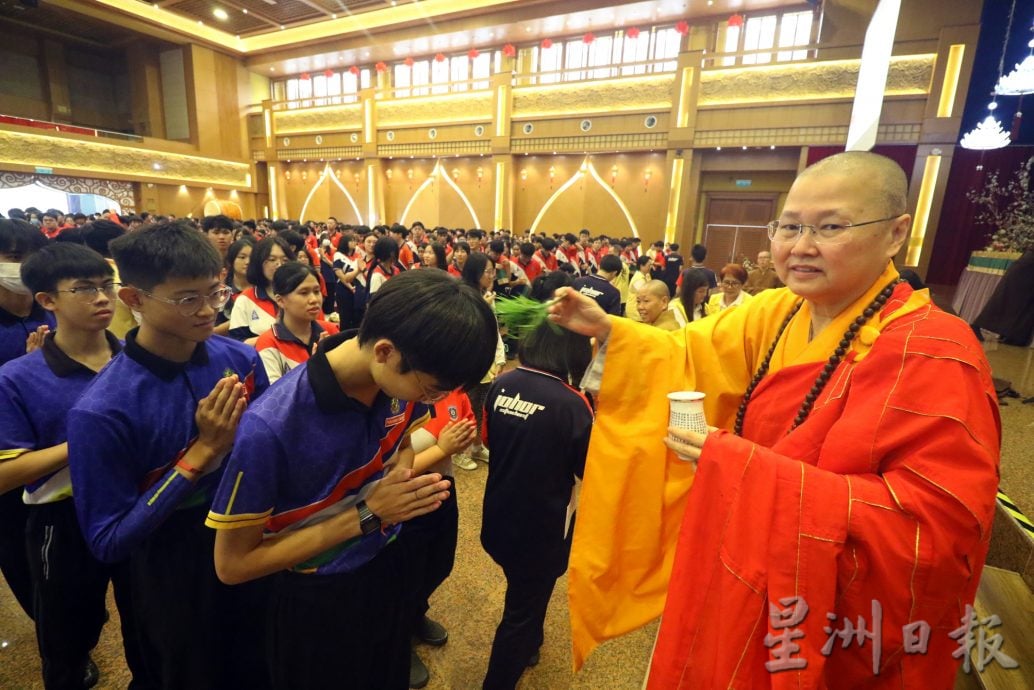 版头之一 *已签发* 柔：佛光山新马寺与柔教育局首联办，为1500名SPM考生祈福