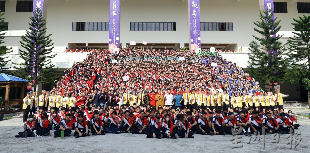 版头之一 *已签发* 柔：佛光山新马寺与柔教育局首联办，为1500名SPM考生祈福