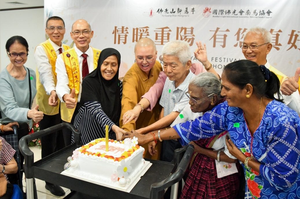 版头之一*已签发* 柔：新马寺与南马协会佛光人 与700名长者共度重阳节