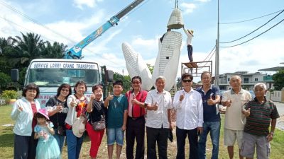 瓜拉光新村装巨型玉米   盼吸引游客打卡尝美食