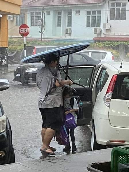 用桌子为爱女挡雨 网赞父爱无边界