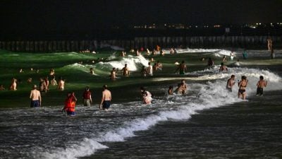 白天高溫動輒破40度 迪拜夜間海灘大受歡迎