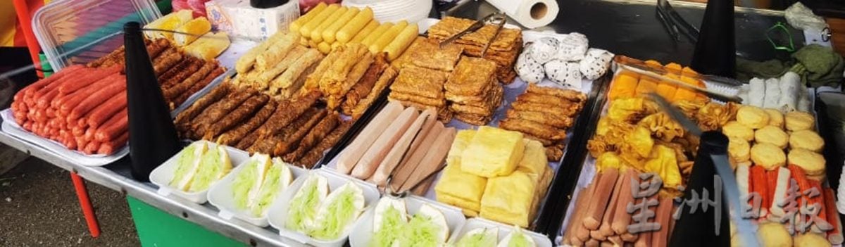 神诞庙会成美食市集 人潮尝香而来