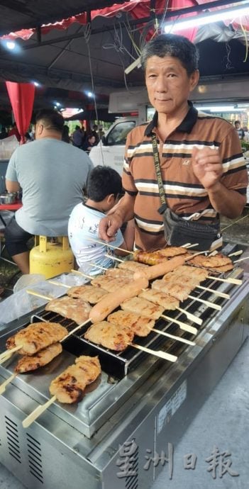 神诞庙会成美食市集 人潮尝香而来