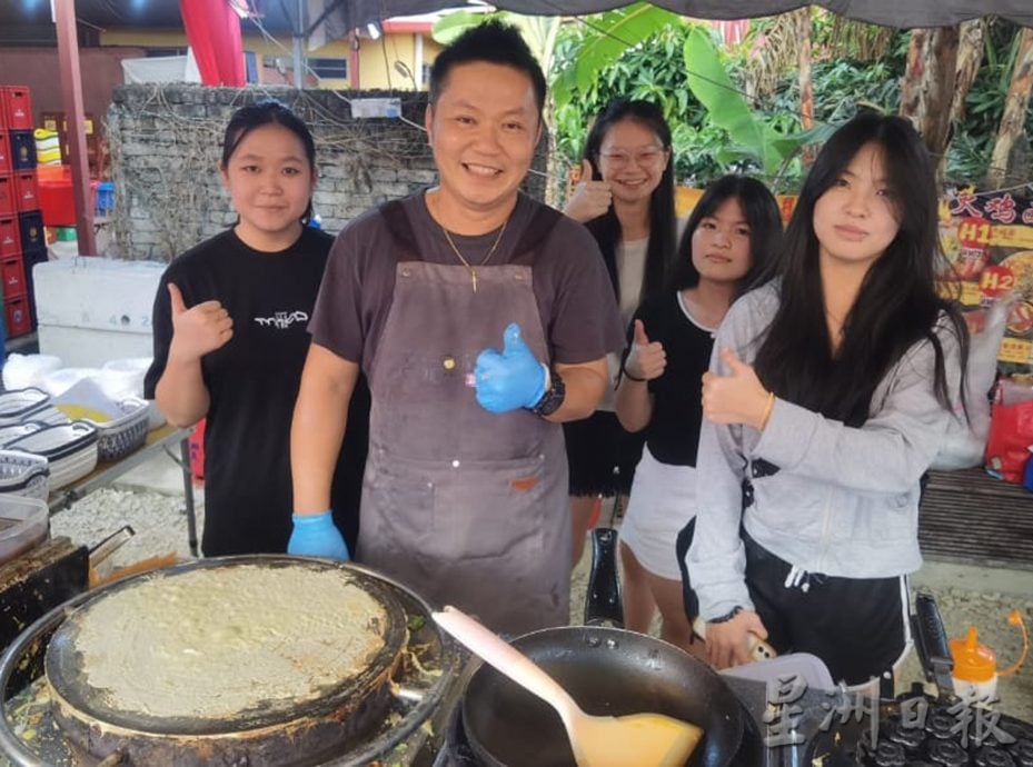 神诞庙会成美食市集 人潮尝香而来