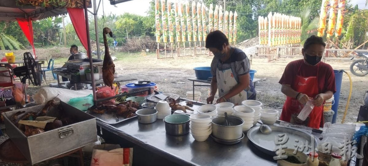 神诞庙会成美食市集 人潮尝香而来